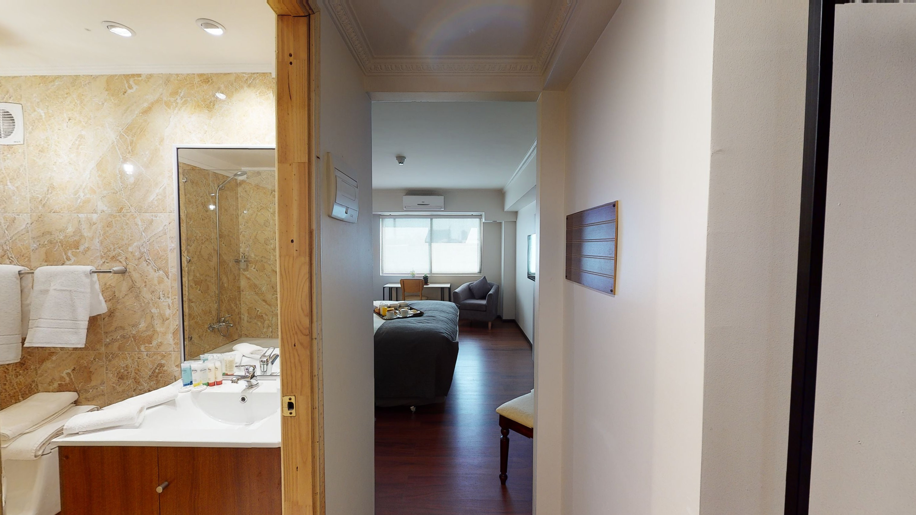 Baño y acceso — Habitación Matrimonial Hotel Brasilia