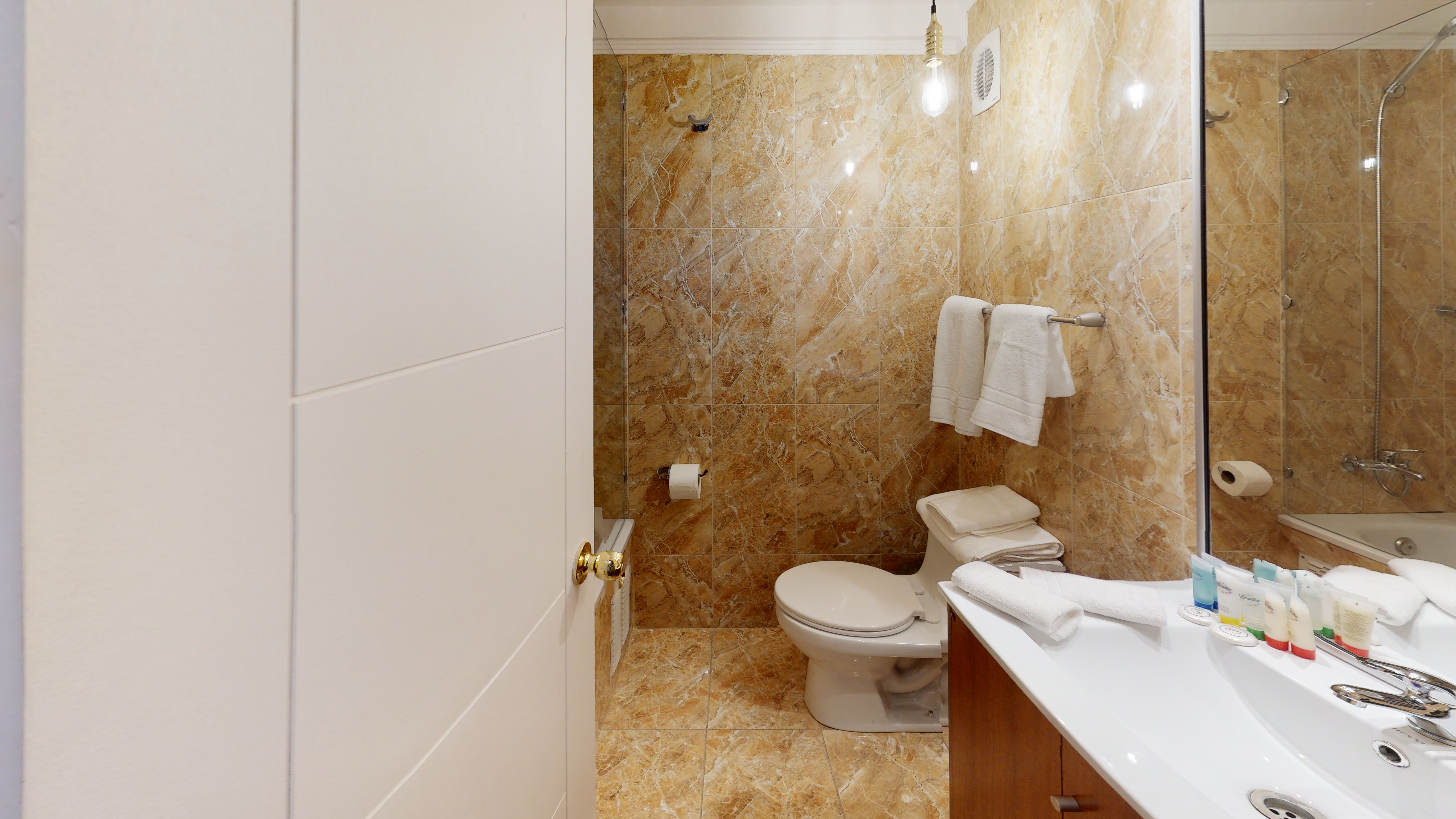 Baño Habitación Matrimonial — Hotel Brasilia