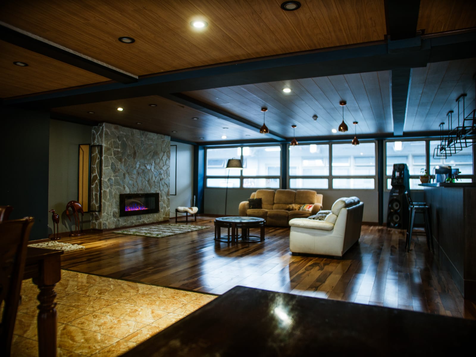 Bar con chimenea del Hotel Brasilia